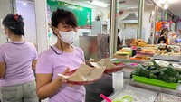 Mengenai tampilan penjual yang nyentrik, Ko Aheng mengatakan ia dan istrinya memang senang tampil beda. Ia menganggapnya penampilan ini sebagai sebuah ciri khas.