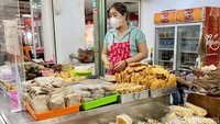 Banyak menu masih dibuat sendiri oleh Ie Suan seperti choipan, bihun, lontong, siomay, bakso, bakwan, dan lain-lain. Selain jajanan, ada juga makanan utama seperti mie ayam, mie kangkung, nasi bakar, dan pempek.