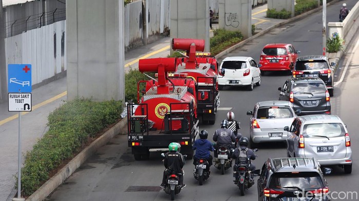 Petugas Badan Intelijen Negara (BIN) dengan menggunakan sprayer gun di Jalan MT Haryono, Jakarta, Jumat (21/1/2021). Penyemprotan dalam rangka pencegahan penyebaran COVID-19 varian omnicorn dilakukan di sejumlah jalan protokol dan fasilitas umum di kawasan Ibukota Jakarta.