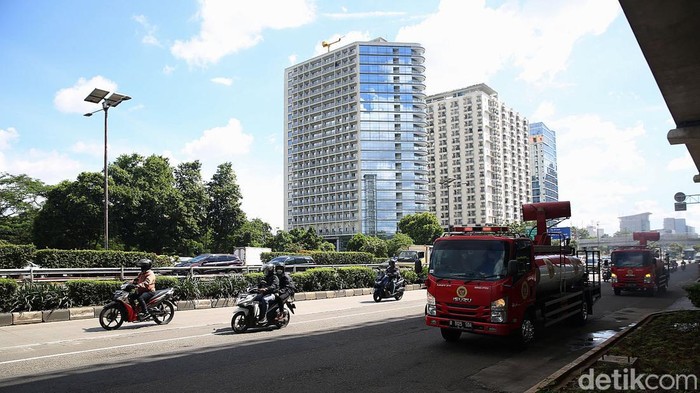 Petugas Badan Intelijen Negara (BIN) dengan menggunakan sprayer gun di Jalan MT Haryono, Jakarta, Jumat (21/1/2021). Penyemprotan dalam rangka pencegahan penyebaran COVID-19 varian omnicorn  dilakukan di sejumlah jalan protokol dan fasilitas umum di kawasan Ibukota Jakarta.