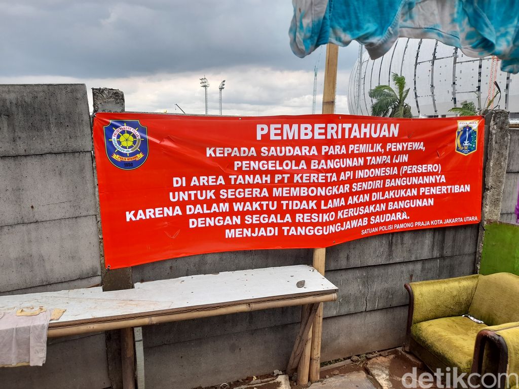 Permukiman bedeng-bedeng dekat rel belakang JIS, 21 Januari 2022. (Marteen Ronaldo Pakpahan/detikcom)