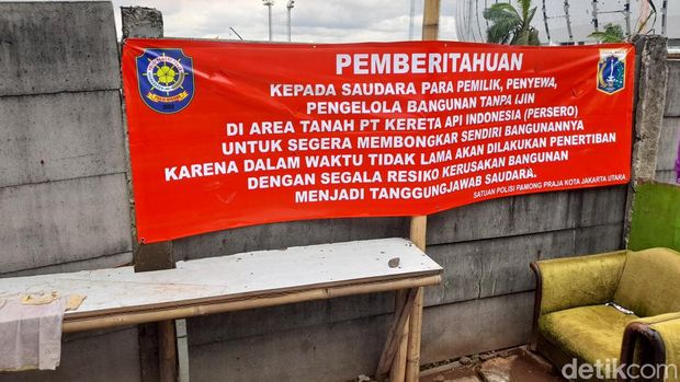 Permukiman bedeng-bedeng dekat rel belakang JIS, 21 Januari 2022. (Marteen Ronaldo Pakpahan/detikcom)