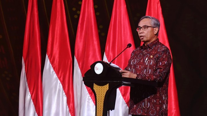 PERTEMUAN TAHUNAN INDUSTRI JASA KEUANGAN Ketua Dewan Komisioner Otoritas Jasa Keuangan (OJK) Wimboh Santoso (kanan) berbincang dengan anggota Dewan Komisioner OJK Riswinandi (kiri) usai Pertemuan Tahunan Industri Jasa Keuangan (PTIJK) 2022 di Jakarta Convention Center, Jakarta, Kamis (20/1/2022). PTIJK 2022 mengusung tema
