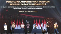 Pada kesempatan itu pula Ketua Dewan Komisioner Otoritas Jasa Keuangan (OJK) Wimboh Santoso (tengah) memberikan ucapan selamat kepada enam pemenang penghargaan saat Pertemuan Tahunan Industri Jasa Keuangan (PTIJK) 2022 di Jakarta Convention Center, Jakarta, Kamis (20/1/2022).