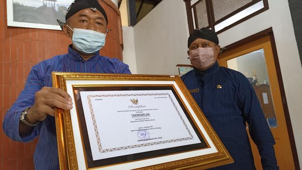 Kadis Pariwisata dan Kebudayaan Trenggalek menunjukkan sertifikat dari kemendikbud, Sunyoto