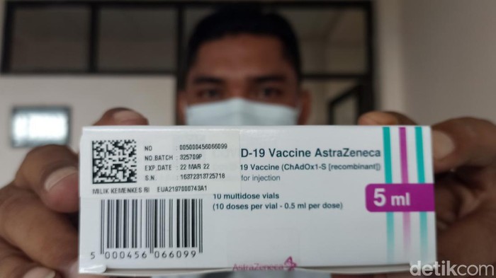 Petugas Dinas Kesehatan Kabupaten Grobogan menunjukkan vaksin jenis AstraZeneca yang digunakan untuk vaksin booster.