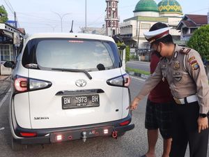 Pakai Lampu Rem Bikin Silau, Belasan Mobil di Riau Ditindak