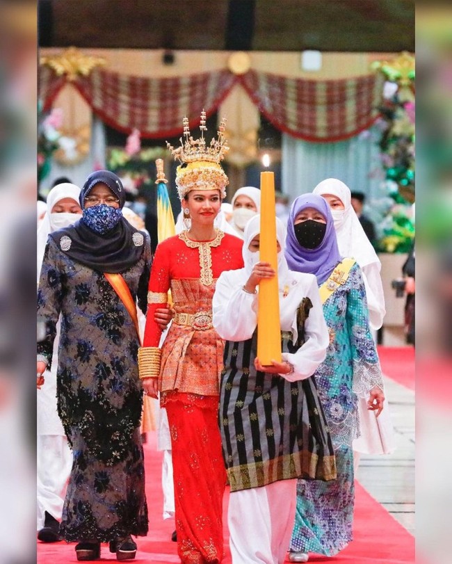 Putri Fadzilah memang tidak membuka akun Instagram-nya untuk publik. Namun foto-foto pernikahannya sejak hari pertama sudah banyak diunggah di media sosial oleh pihak kerajaan juga adiknya, Pangeran Mateen.Foto: Instagram @infodept.bn