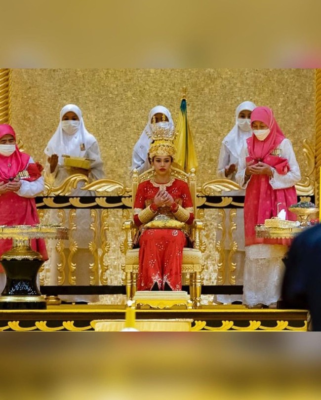 Putri Fadzilah dari Brunei menikahi seorang pria tampan berkebangsaan Kanada dan keturunan Irak. Dikatakan jika ia merupakan seorang pengusaha kopi. Namun hingga kini belum banyak informasi mengenai kisah cinta Putri Brunei dan suaminya. Foto: Instagram @infodept.bn