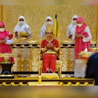 Putri Fadzilah dari Brunei menikahi seorang pria tampan berkebangsaan Kanada dan keturunan Irak. Dikatakan jika ia merupakan seorang pengusaha kopi. Namun hingga kini belum banyak informasi mengenai kisah cinta Putri Brunei dan suaminya. Foto: Instagram @infodept.bn