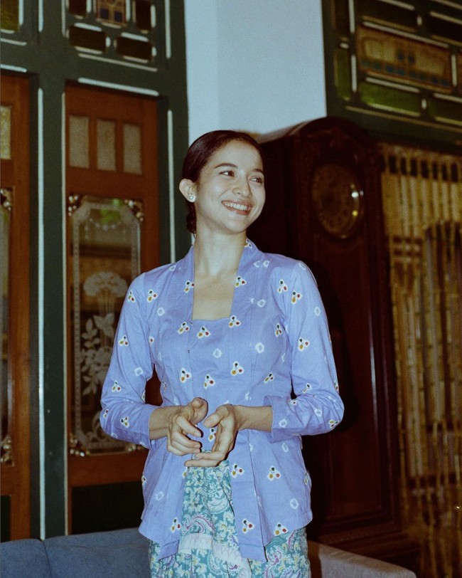Putri Marino yang berperan sebagai Mba Pur mengenakan kebaya model kutu baru. Gayanya pun sederhana dipadukan dengan kain jarik. Foto: Instagram/@putrimarino