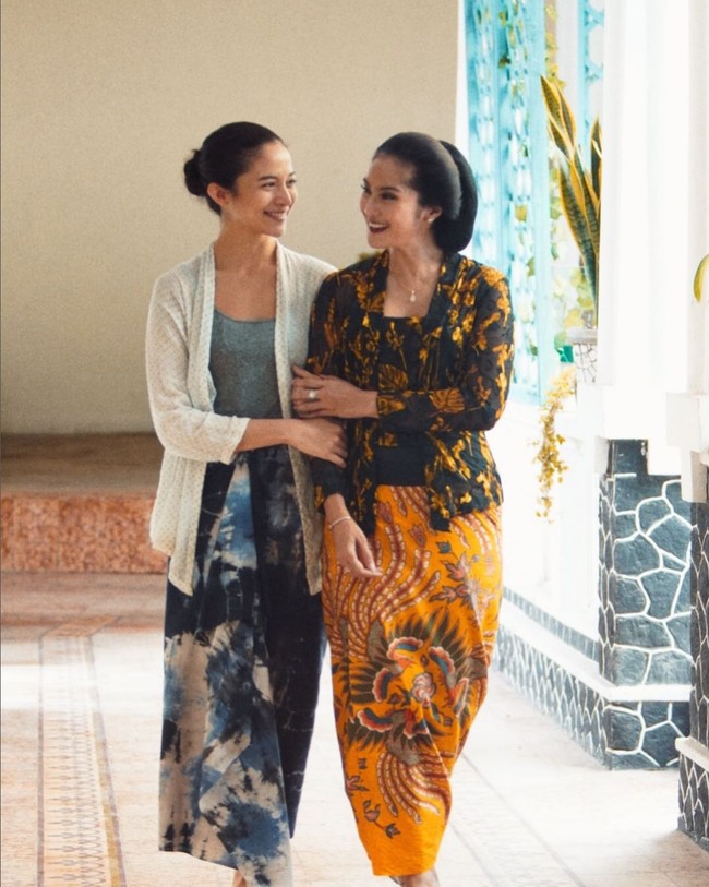 Penampilannya berkebaya pun kerap dipuji ayu oleh netizen. Foto: Instagram/@putrimarino