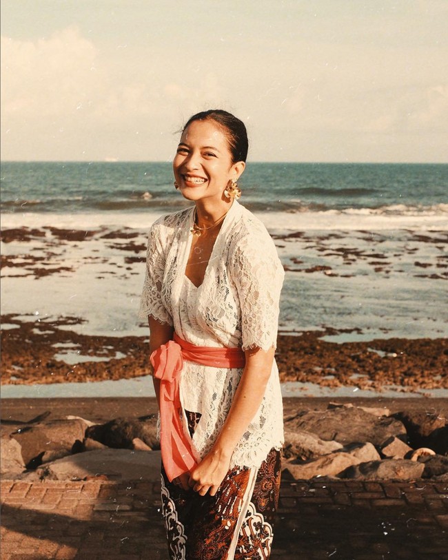 Kali ini Putri Marino bergaya bak wanita Bali dengan aksen ikat pinggang pada kebaya berwarna putih. Foto: Instagram/@putrimarino