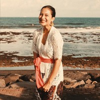 Kali ini Putri Marino bergaya bak wanita Bali dengan aksen ikat pinggang pada kebaya berwarna putih. Foto: Instagram/@putrimarino