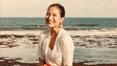 Beda dari Gaya di Layangan Putus, Intip Penampilan Putri Marino Berkebaya