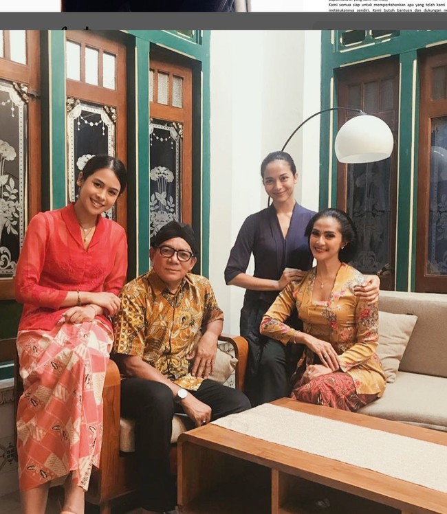 Sebelum jadi viral lewat serial ‘Layangan Putus’, Putri Marino membintangi film bertajuk ‘Losmen Bu Broto’ yang kental dengan budaya Jawa. Ia pun selalu tampil berkebaya dalam film tersebut. Foto: Instagram/@putrimarino