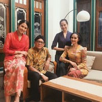 Sebelum jadi viral lewat serial ‘Layangan Putus’, Putri Marino membintangi film bertajuk ‘Losmen Bu Broto’ yang kental dengan budaya Jawa. Ia pun selalu tampil berkebaya dalam film tersebut. Foto: Instagram/@putrimarino