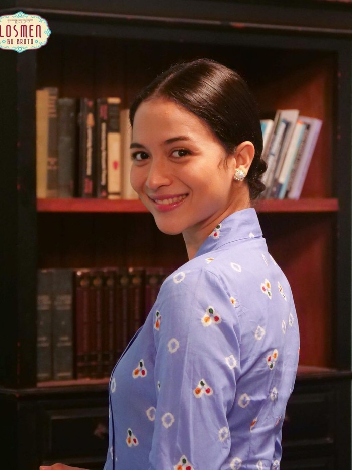 Putri Marino pakai kebaya