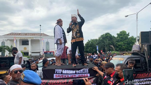 Ratusan warga yang terhimpun dalam Gerakan Sunda Karawang Ngalawan berunjuk rasa di depan Kantor DPRD Karawang, Jumat (21/1/2022).