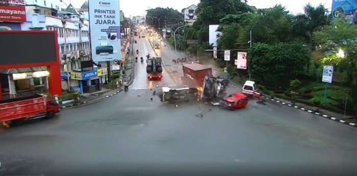 Rekaman CCTV detik-detik kecelakaan maut truk tronton tabrak sejumlah pengendara di Balikpapan, Kaltim. (dok. Istimewa)