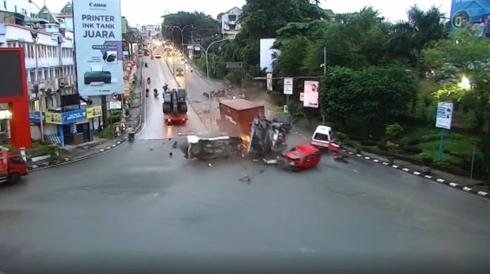 Rekaman CCTV detik-detik kecelakaan maut truk tronton tabrak sejumlah pengendara di Balikpapan, Kaltim. (dok. Istimewa)