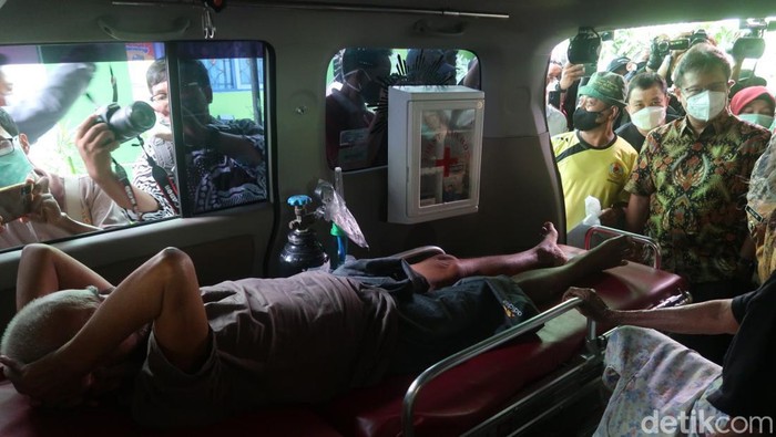 Salah seorang lansia tergolek di dalam ambulans menunggu giliran vaksin di Bantul, Jumat (21/1/2022).