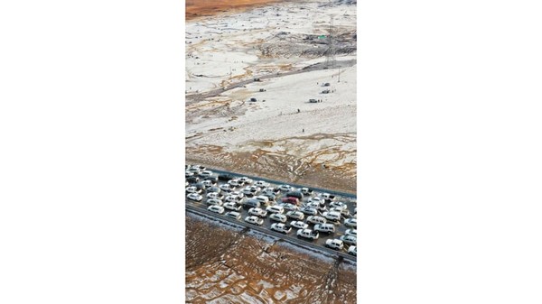 Fotografer Saudi, yang mendokumentasikan pemandangan pada 11 Januari, mengatakan kawasan itu penuh dengan pengunjung. Banyak di antaranya telah melakukan perjalanan beribu-ribu kilometer untuk melihat pemandangan salju. Fotografer Saudi, yang mendokumentasikan pemandangan pada 11 Januari, mengatakan kawasan itu penuh dengan pengunjung. Banyak di antaranya telah melakukan perjalanan beribu-ribu kilometer untuk melihat pemandangan salju.