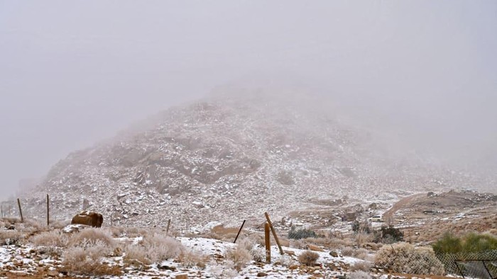 Pegunungan di Arab Saudi Tertutup Salju, Langsung Diserbu Wisatawan