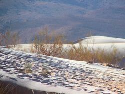 Cantiknya Salju Langka Selimuti Gurun Sahara