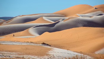 Fotografer Karim Bouchetata mengambil gambar salju dan es di kota Ain Sefra di barat laut Aljazair. Foto: Karim Bouchetta via Daily Mail