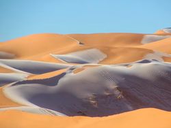 Cantiknya Salju Langka Selimuti Gurun Sahara