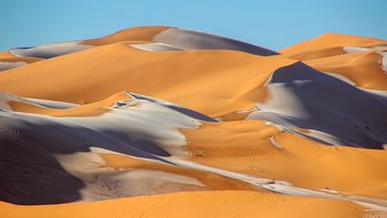 Ain Sefra yang dikenal sebagai The Gateway to the Desert atau gerbang menuju Gurun Sahara berada sekitar 3.000 kaki di atas permukaan laut dan dikelilingi oleh Pegunungan Atlas. Foto: Karim Bouchetta via Daily Mail