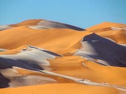 Cantiknya Salju Langka Selimuti Gurun Sahara