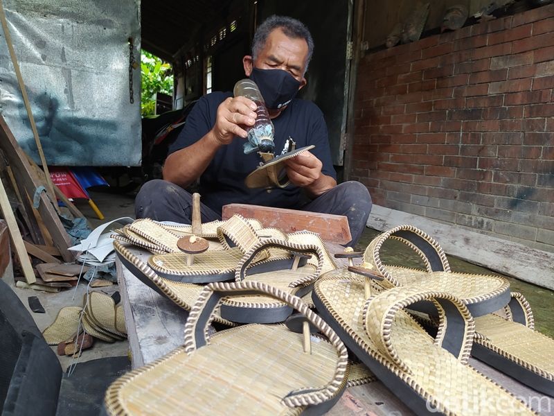 Sandal upanat yang dibuat salah satu perajin di Bumisegoro, Desa Borobudur, Kecamatan Borobudur.