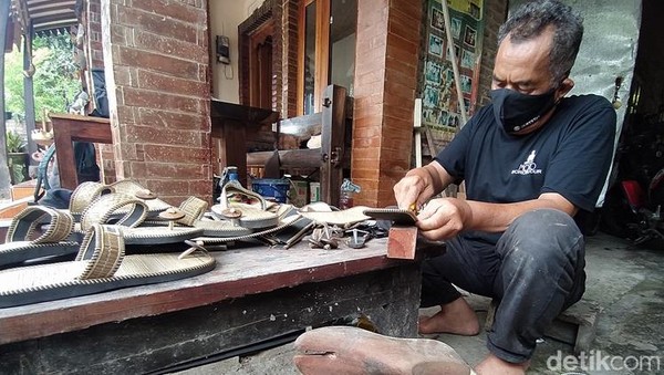 Saat ditemui detikTravel di rumahnya, Basiyo tengah membuat sandal upanat. Menurut Basiyo, sandal upanat sudah ada sejak zaman dulu. Sandal itu bahkan terlukis di relief nomor 150 karmawibhangga. Saat ditemui detikTravel di rumahnya, Basiyo tengah membuat sandal upanat. Menurut Basiyo, sandal upanat sudah ada sejak zaman dulu. Sandal itu bahkan terlukis di relief nomor 150 karmawibhangga.