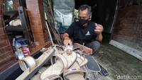 Untuk sepasang sandal upanat ini harganya Rp 35.000. Rencananya, sandal upanat ini nanti akan termasuk dengan harga tiket. Kalau yang tidak naik Candi mungkin tidak wajib pakai sandal upanat. 