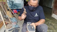 Sandal ini tujuannya memang untuk melestarikan batu candi Borobudur, bukan hanya sekadar suvenir. Bahannya diambil dari yang ada di kawasan Borobudur. Mendong sama pandan,” pungkas Kepala Balai Konservasi Borobudur (BKB), Wiwit Kasiyati ketika dikonfirmasi. (Eko Susanto/detikTravel)