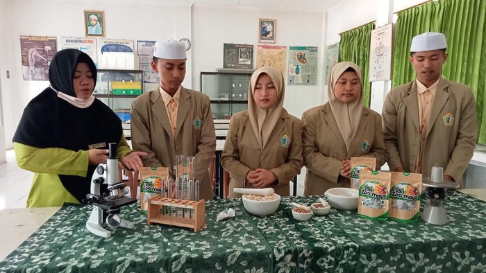 Santri Ponpes Genggong Olah Tongkol Jagung Jadi Teh Herbal Raih Medali SIIF 2022 Di Korea