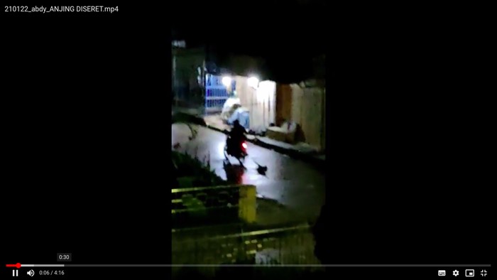 Screenshot video viral saat pengendara motor di Mamasa menyeret anjing
