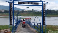 Namun nampaknya jumlah pengguna jembatan itu agak menurun dibandingkan sebelum terjadinya insiden yang menyebabkan seorang pengendara motor terjatuh meskipun jumlahnya tak terlalu signifikan. 