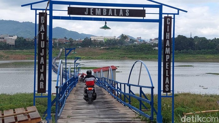 Jembatan Batujajar Cihampelas atau Jembalas, di Kabupaten Bandung Barat (KBB) yang sempat ditutup setelah mengalami insiden patah kini sudah dibuka lagi.