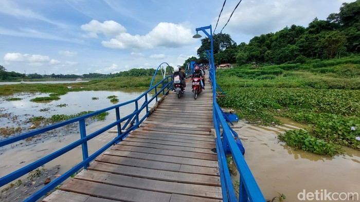 Jembatan Batujajar Cihampelas atau Jembalas, di Kabupaten Bandung Barat (KBB) yang sempat ditutup setelah mengalami insiden patah kini sudah dibuka lagi.