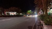 Situasi terkini di lokasi kecelakaan maut Balikpapan tampak tenang. Arus kendaraan lalu lintas terpantau lancar.