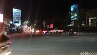 Serpihan kaca kendaraan masih berserakan di lokasi kecelakaan. Sejumlah warga terlihat datang ke lokasi karena mau menyaksikan langsung lokasi kecelakaan maut.