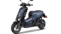 Di sisi dapur pacu, motor ini dibekali mesin full listrik yang menghasilkan tenaga kuda maksimum setara 10,3 PS di 3.000 rpm dan torsi puncak 26 Nm pada 2.500 rpm. Soal performa, 0-50 km/jam dapat diraih hanya dalam 3,5 detik. Bobot Yamaha EMF 2022 cukup ringan, hanya 95 kg.