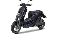 Yamaha EMF 2022 dibekali 2 baterai (jika pakai 2 baterai, berat totalnya menjadi 114 kg) dari merek Gogoro. Yamaha belum mengonfirmasi berapakah jarak tempuh yang bisa dicapai dengan 2 baterai tersebut. Soal harga, kabarnya Yamaha EMF 2022 dibanderol dengan harga 99.800 dolar Taiwan, setara Rp 51,7 juta.