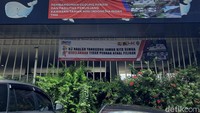 Di pintu masuk juga dipasang banner bertuliskan Pembangunan Gedung Parkir dan Fasilitas Penunjang Kawasan Taman Mini Indonesia Indah TMII. 