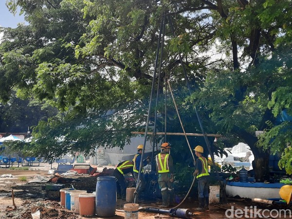 Di sisi lain, terlihat aktivitas para pekerja proyek yang akan mengubah tempat itu menjadi tempat parkir. Foto: Putu Intan/detikcom Di sisi lain, terlihat aktivitas para pekerja proyek yang akan mengubah tempat itu menjadi tempat parkir. Foto: Putu Intan/detikcom
