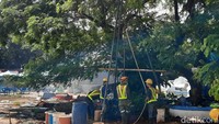 Di sisi lain, terlihat aktivitas para pekerja proyek yang akan mengubah tempat itu menjadi tempat parkir. Foto: Putu Intan/detikcom
