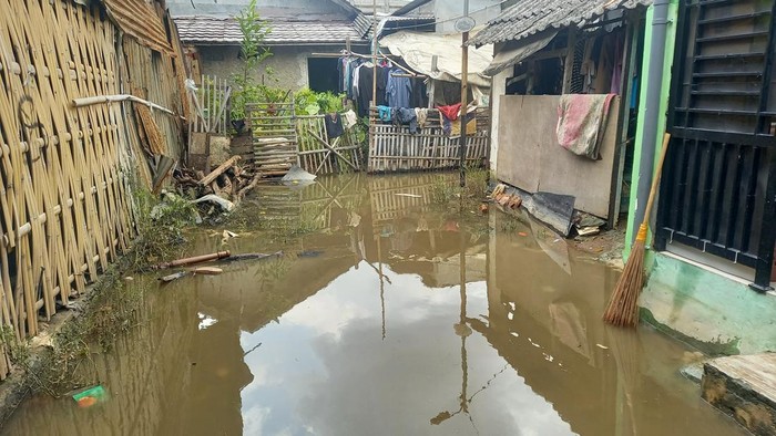 Suasana banjir Kampung Bulak Empang Kelurahan Jurumudi RT 04/08 Benda, Kota Tangerang. (Foto: Khairul/detikcom)